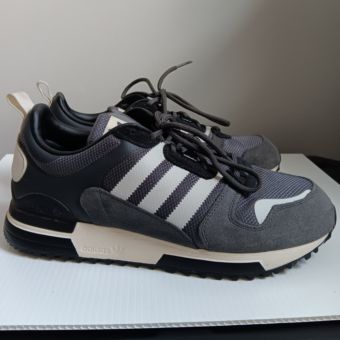 adidas ZX 700 HD Men’s Low Top Lace-Up Gray/Black/White Sneakers H01851