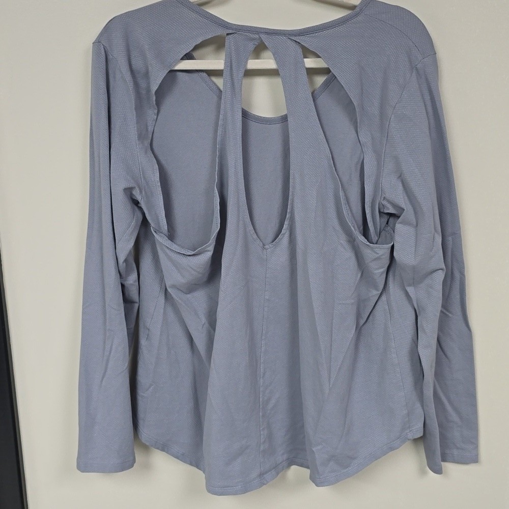 Under Armour Women’s Light Gray Long Sleeve Blouse