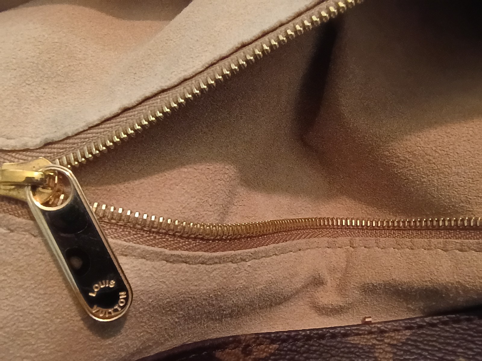 Louis Vuitton Artsy Handbag Monogram Canvas MM Pre-owned In Excellent Condition