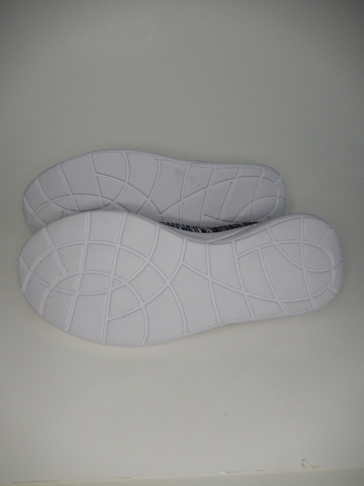 West Loop Slip-On Memory Foam Comfort Shoes Black/White Women’s 5-6