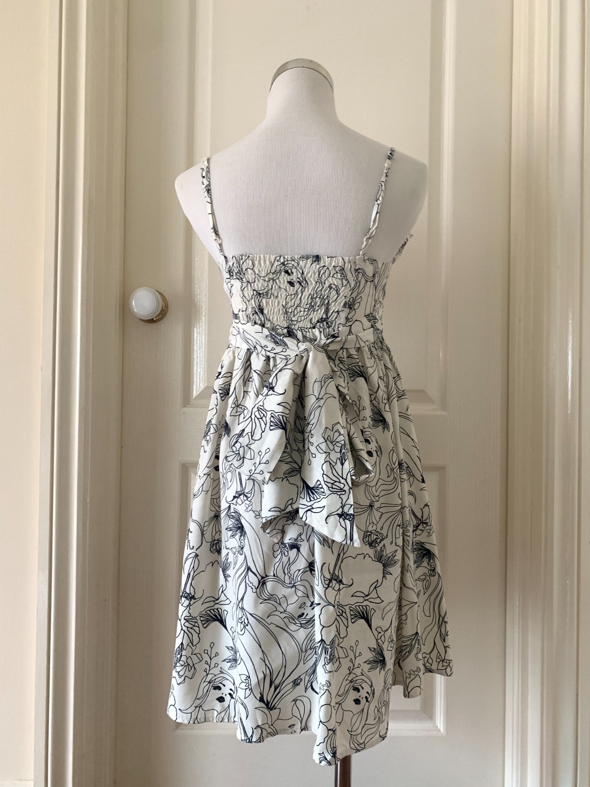 Topshop sketch style floral pattern summer dress with a back tie – size 8