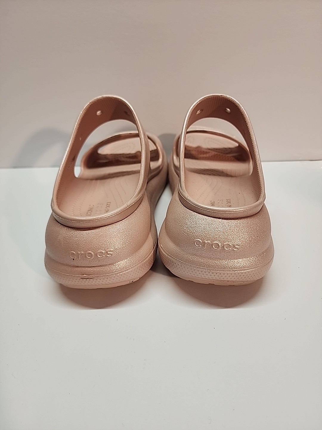 Women’s Crocs Classic Crush Shimmer Sandals in a rose gold color Sz W9 M7