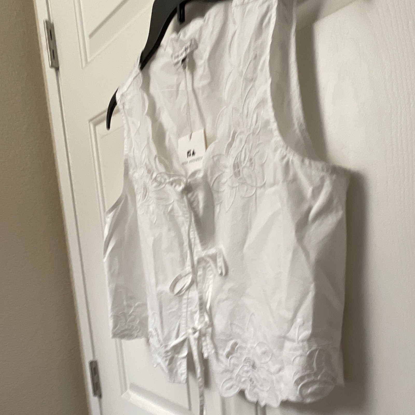 Free Assembly Women’s S White Woven Floral Embroidered V-Neck Tie Blouse