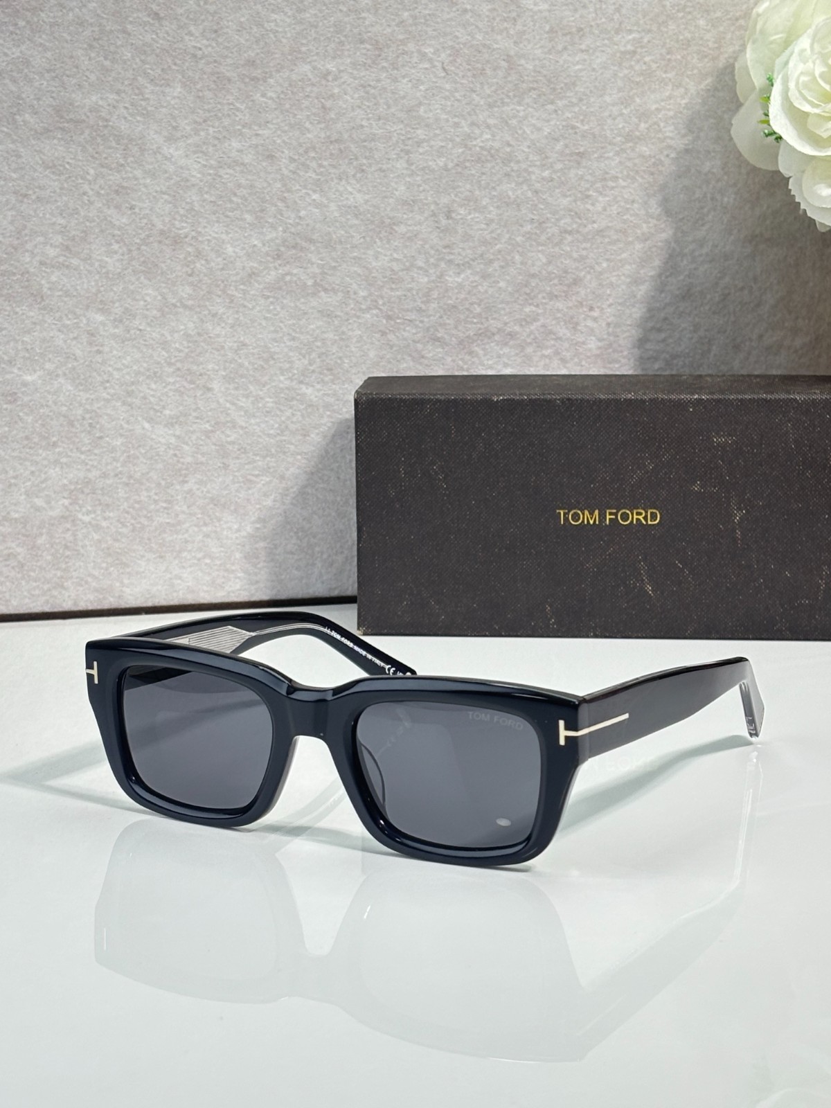 Tom Ford FT1327 Lcon-02 sunglasses Black frames Grey Lens