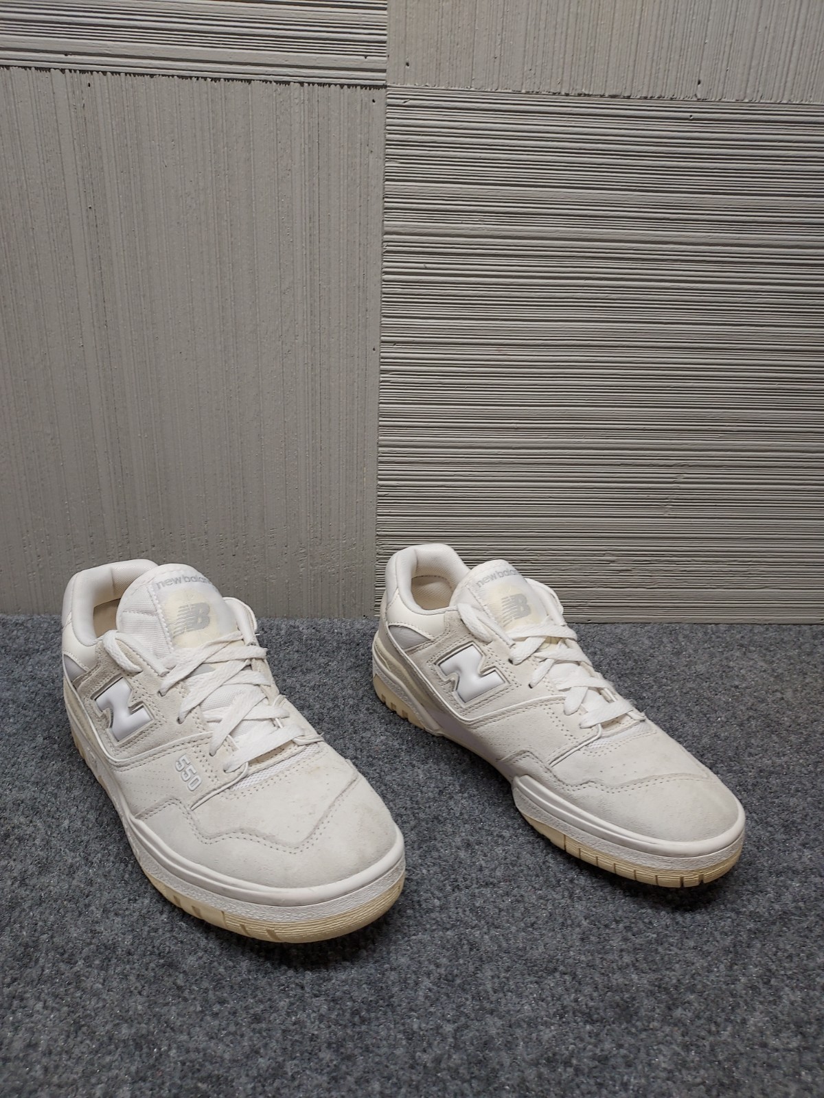 New Balance 550 Men Sneakers 9.5 White Suede Lace Up Round Toe Logo Comfort Shoe