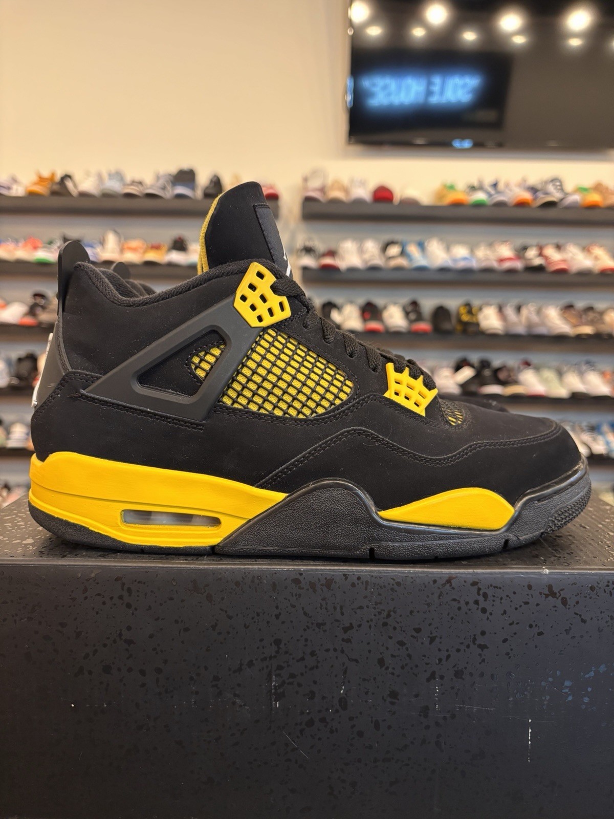 Jordan 4 Retro Yellow Thunder Size 9.5 Pre-Owned DH6927-017 Black