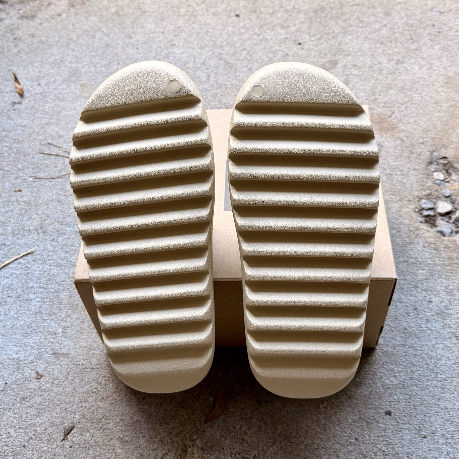 adidas Yeezy Slides ‘Bone’ 2022 FZ5897