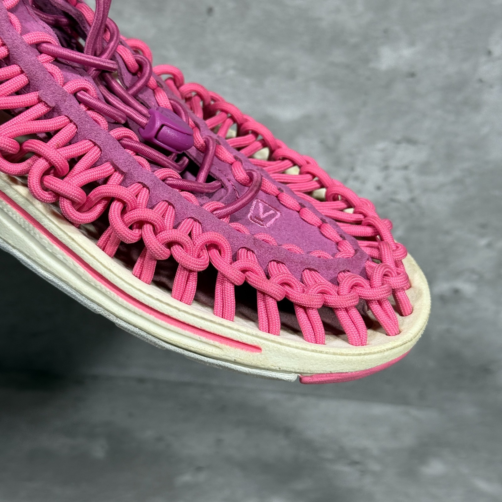 KEEN Uneek Pink Sandals Drawstring Closure Women’s Size 7