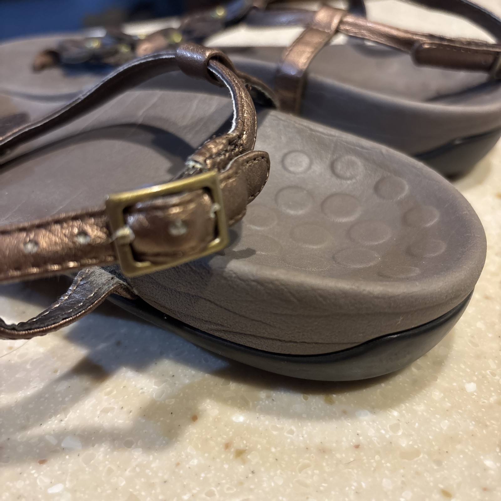 Vionic Julie II Bronze/ Brown Leather Floral Thong T strap Sandals Womens Sz 8