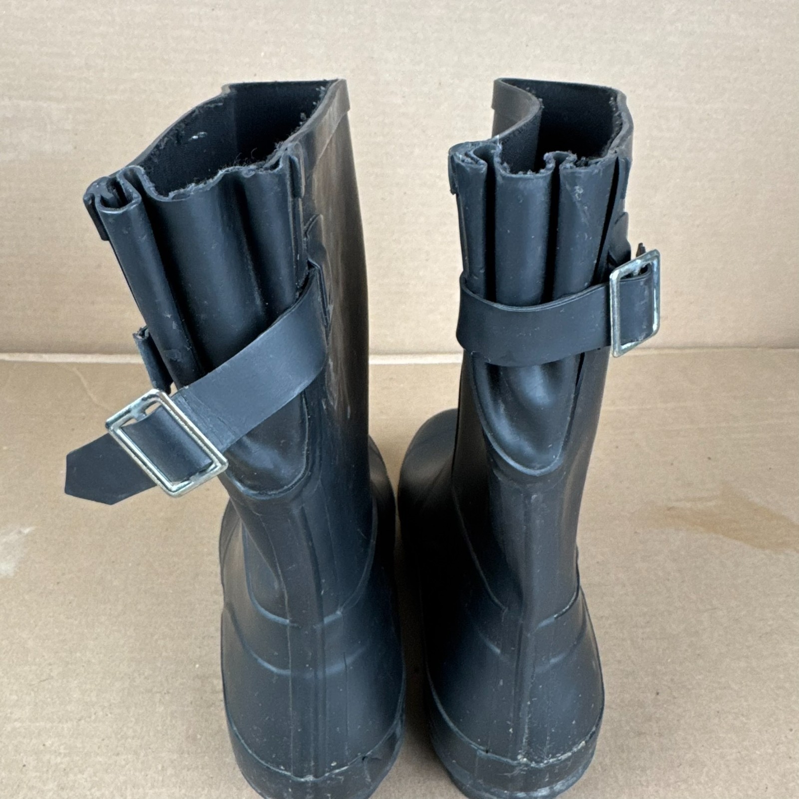 Target Matte Black Rubber Rain Boots Women’s Size 9 Mid Calf Buckle – Damage