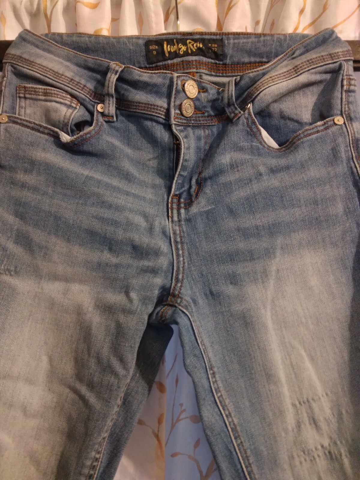 INDIGO REIN size 9(29) L 27 Med Light Wash Distressed Skinny Jeans