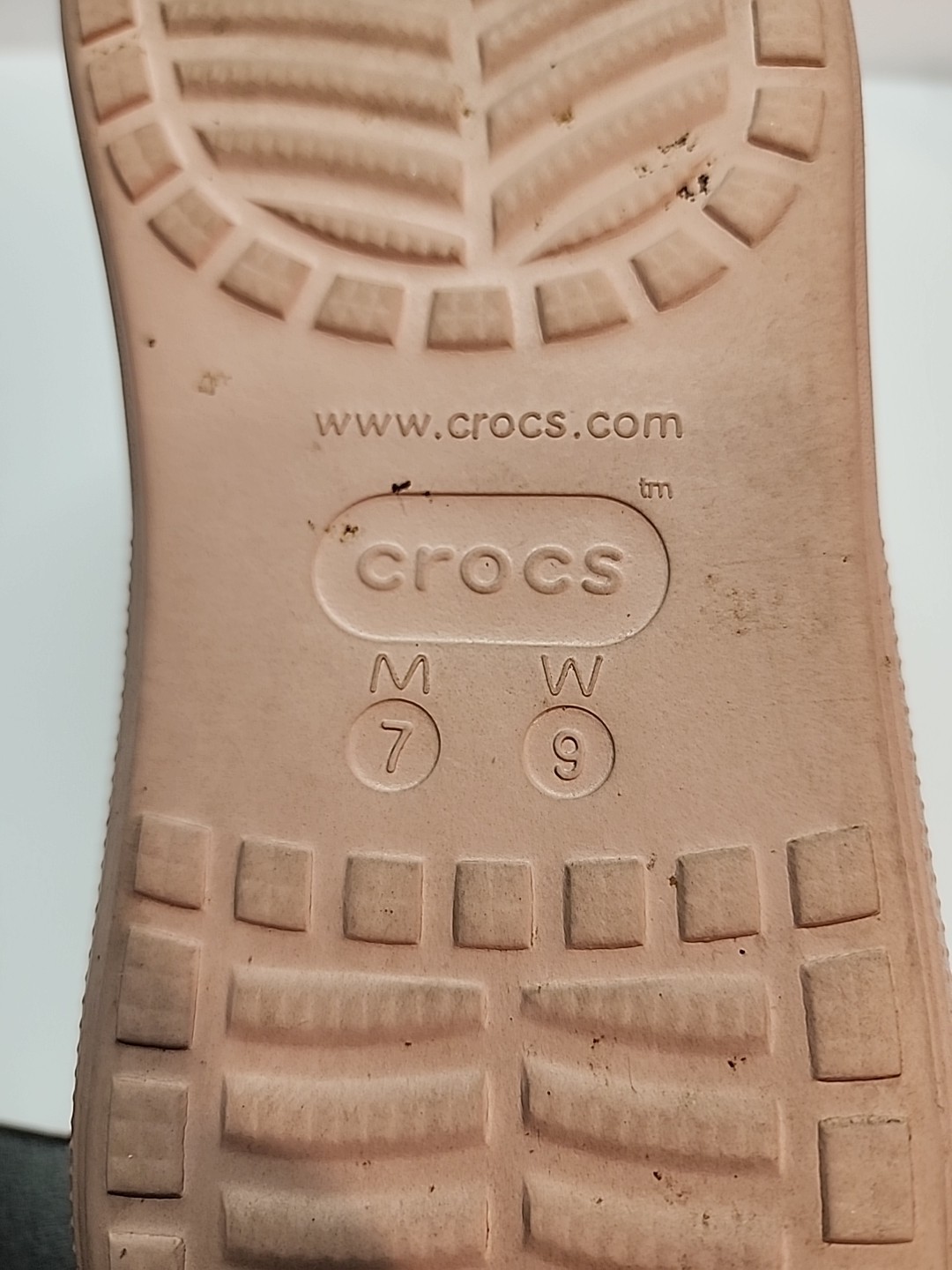 Women’s Crocs Classic Crush Shimmer Sandals in a rose gold color Sz W9 M7