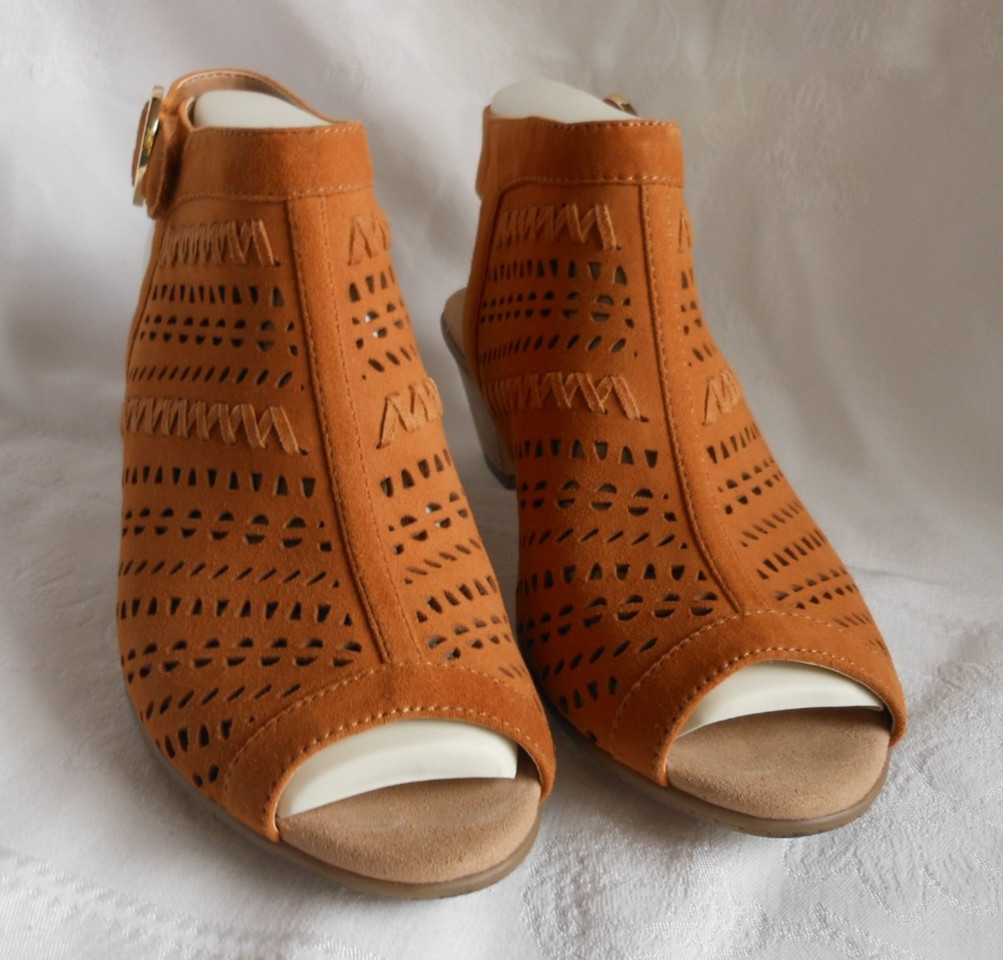 Earth Size 8.5 W Carson Hamden Tan Suede Peep Toe Booties Sandals Wide Width