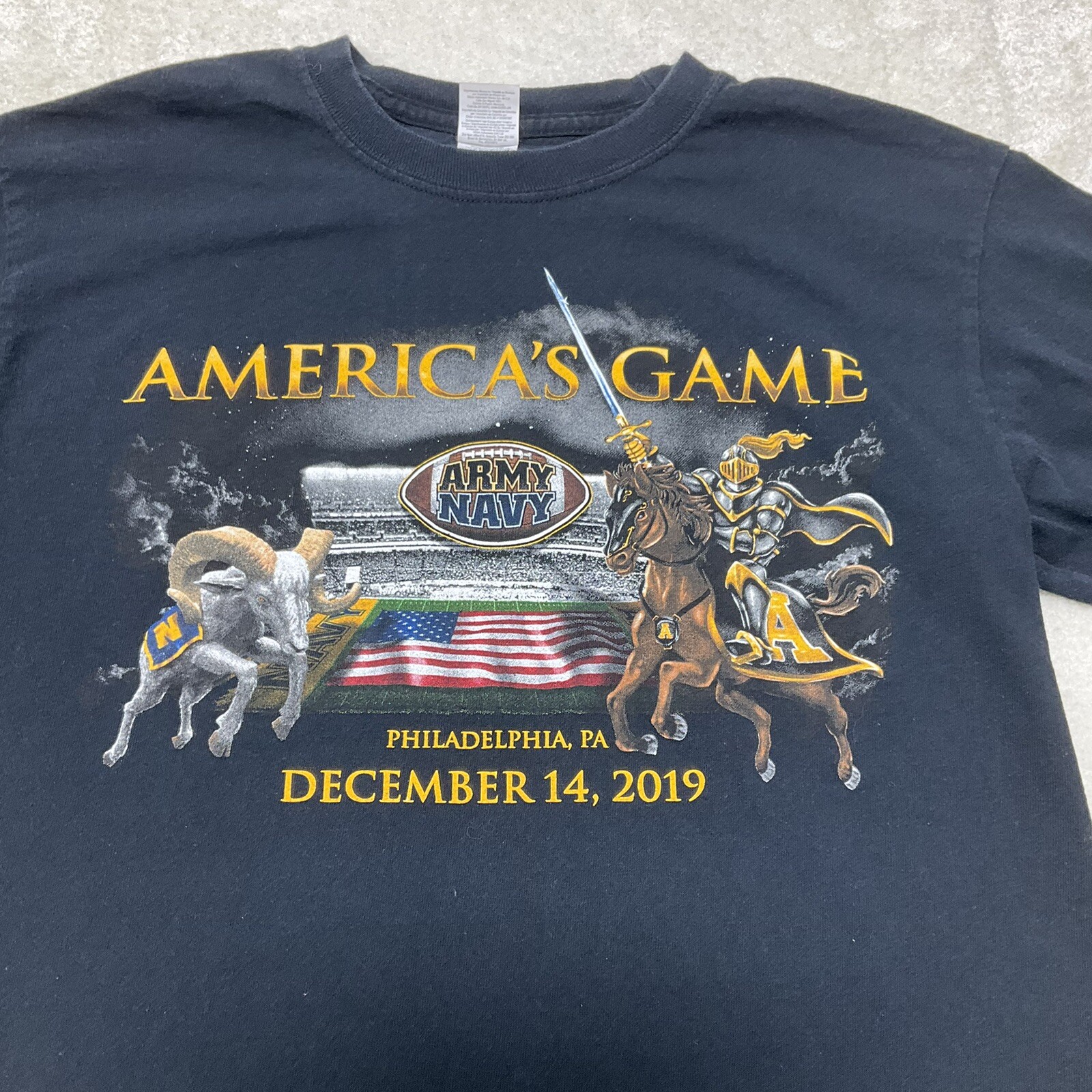 Gildan Mens Size M America’s Game Navy Vs Army 2019 Long Sleeve Black T-Shirt