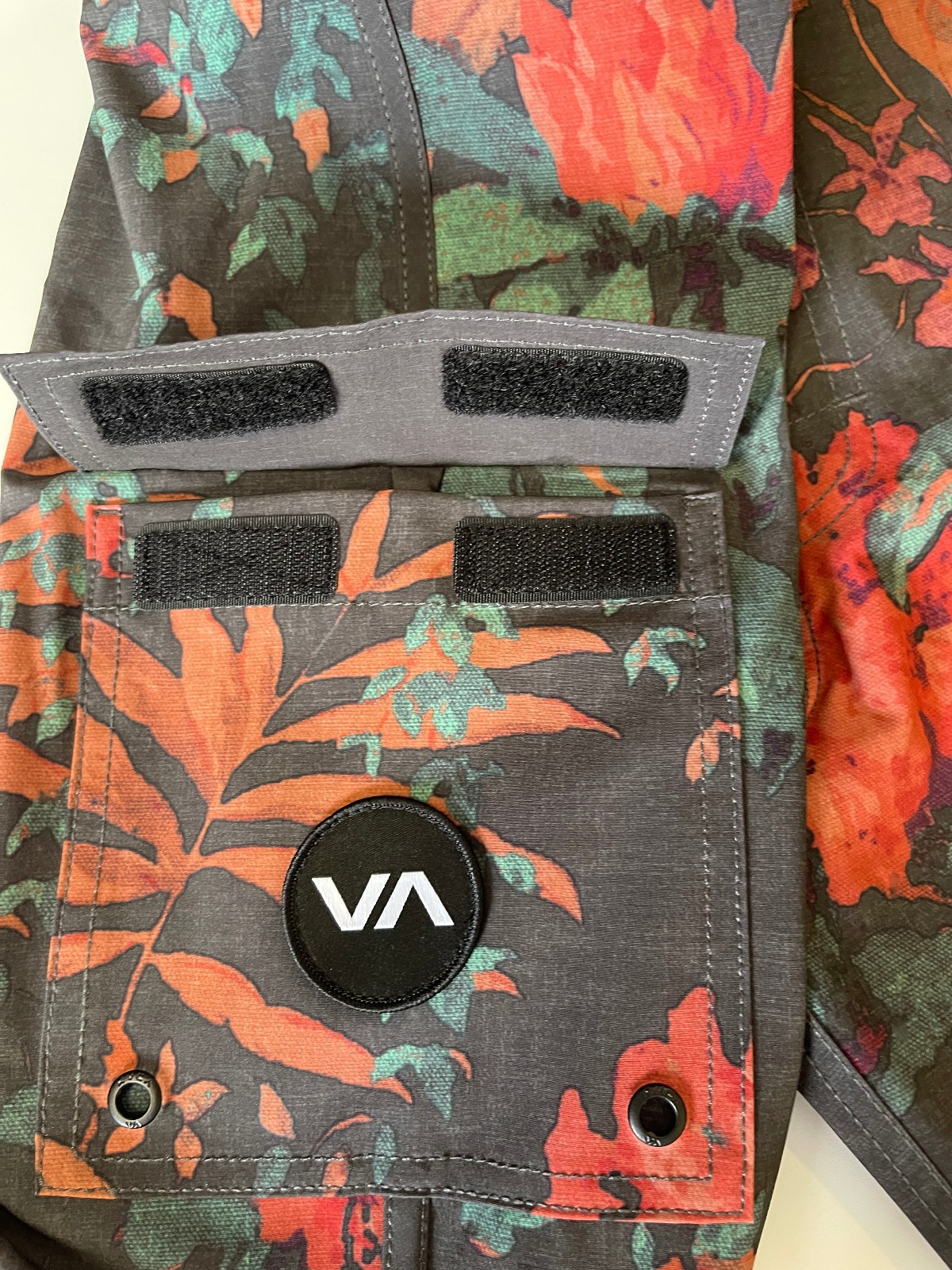 NEW w TAGS, $60 RVCA Swim Trunks-Boardshorts, 18″ Mens, Black/Floral