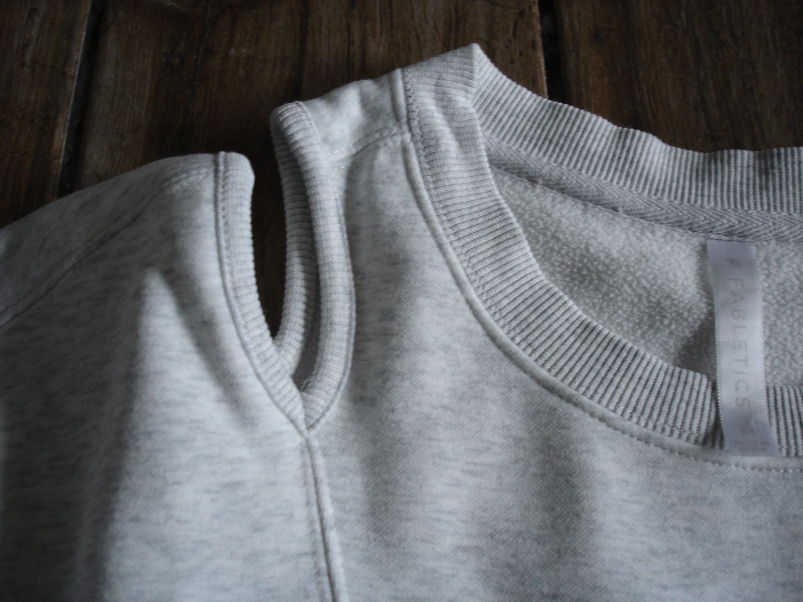 Fabletics ash gray women’s (M) medium split shoulder sweatshirt