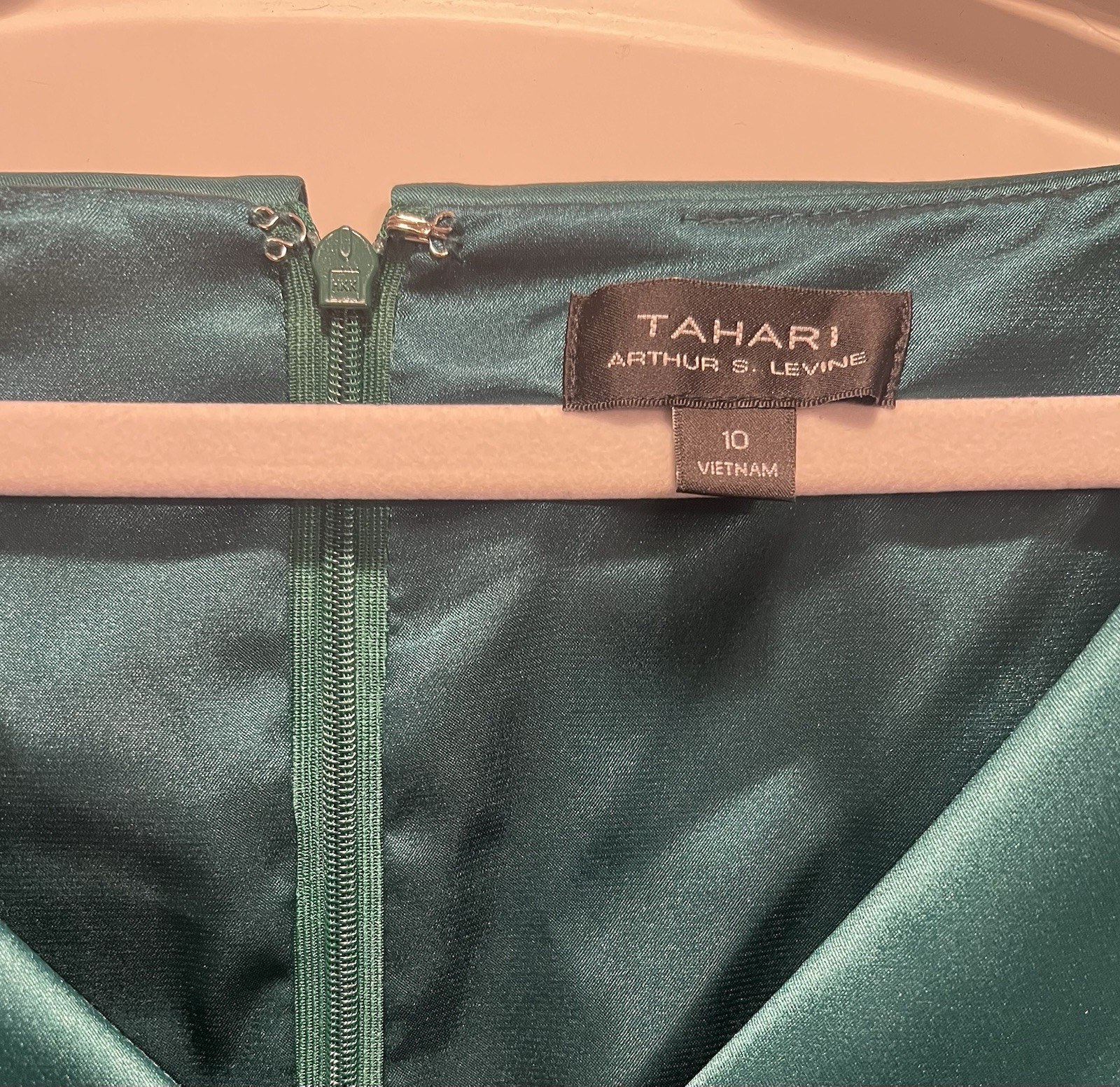 NWT Tahari Arthur S. Levine Green Satin Ruched Pleated V-Neck Dress- Size 10