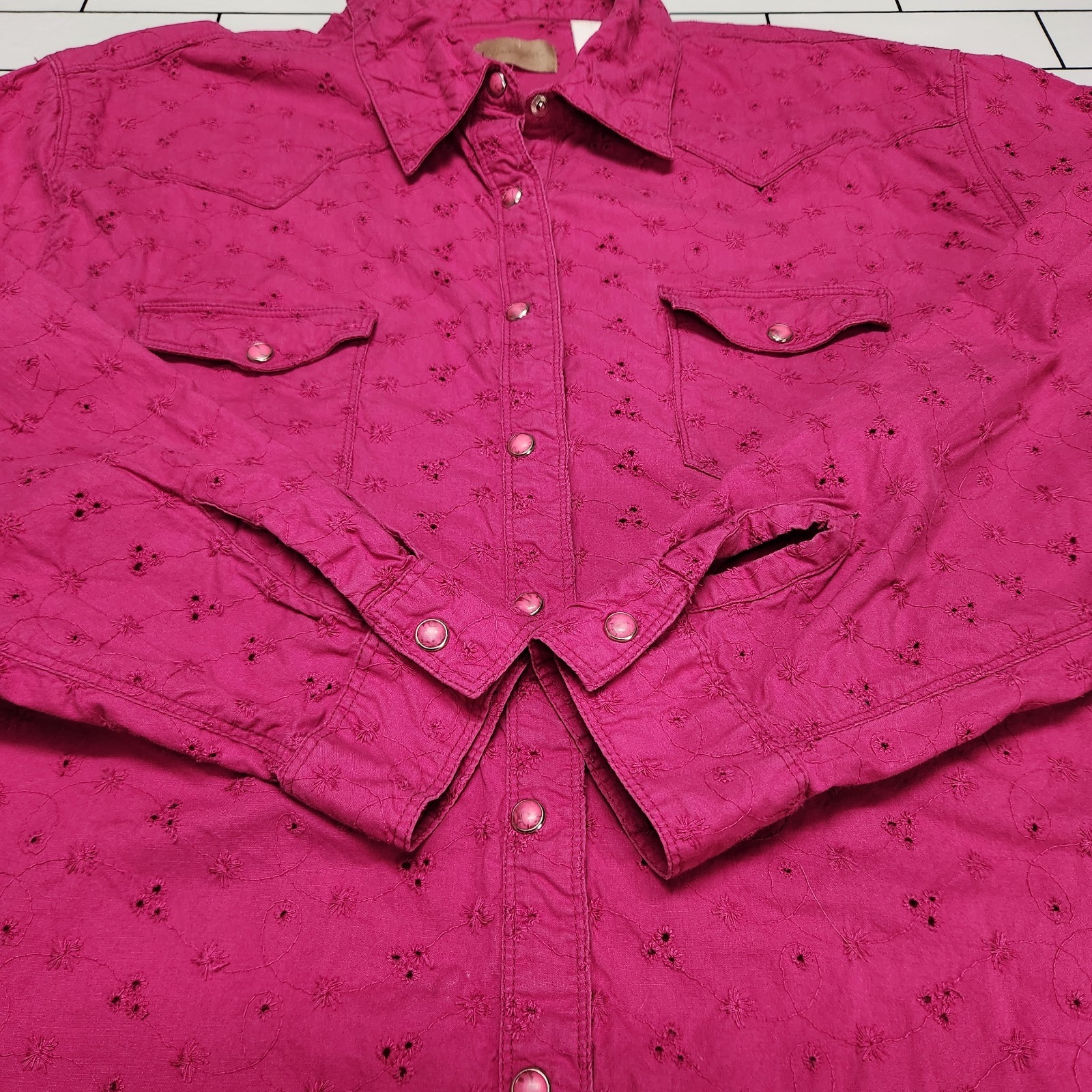 Wrangler Women’s Large Western Snap Shirt Pink Eyelet Embroidered Floral Cotton