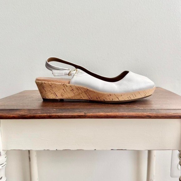 White leather peeptoe sling back clark size 7 kitten