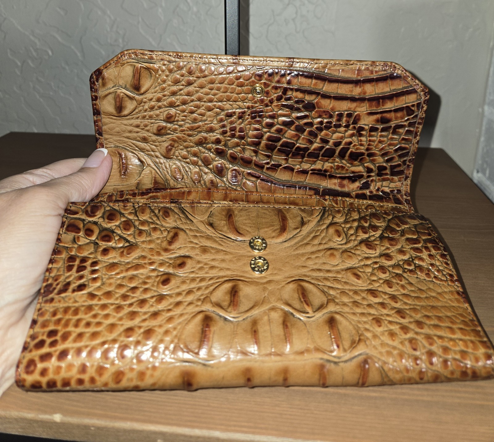 Brahmin Brown Croc Pattern Wallet Snap, Zip Pocket, ID Window 7.75 x 4.5