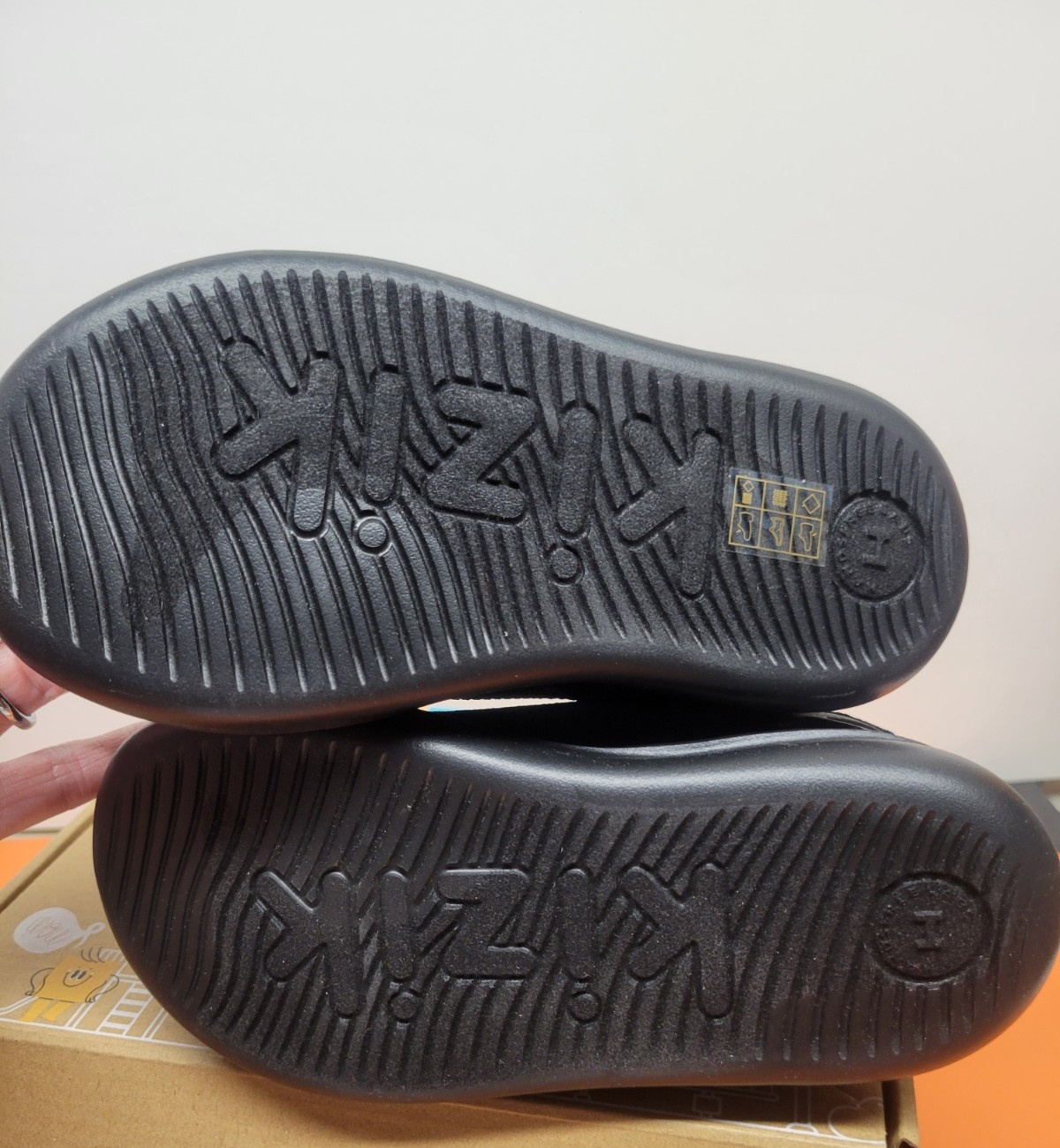 KIZIK ATHENS KIDS BLACK HANDS FREE SNEAKERS 11C NEW IN BOX