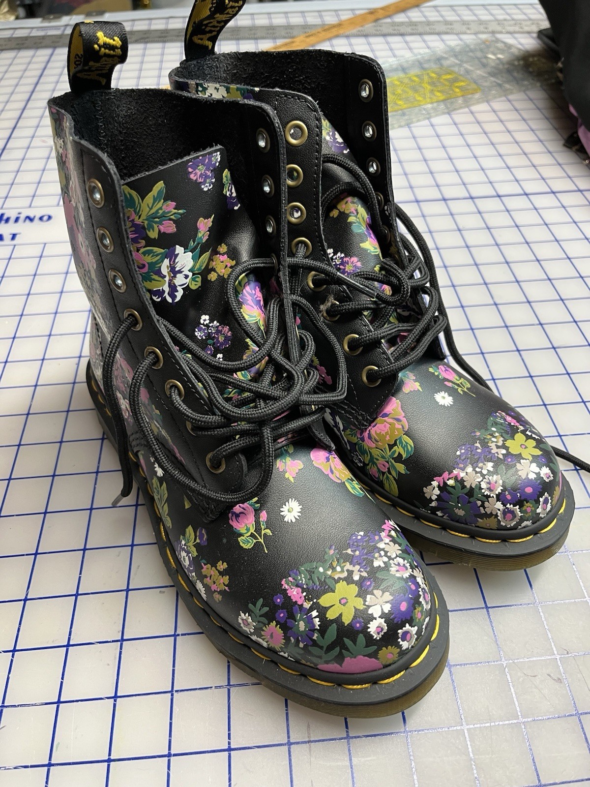 Dr. Martens 1460 Pascal Black Floral Leather Ankle Combat Boots Lace Up US 7