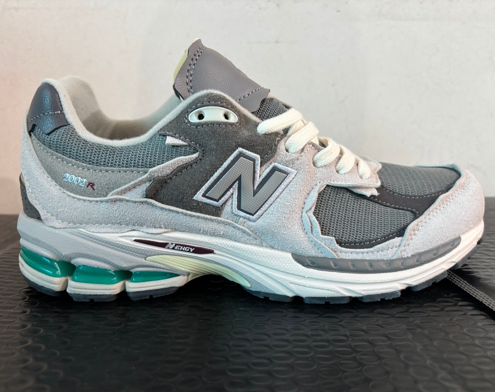 Size US 9 – New Balance 2002R Rain Cloud Protection Pack Men’s Shoe No Box