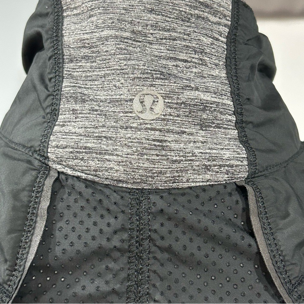 Lululemon Run Essential Jacket Black / Anthracite Grey Sz 6