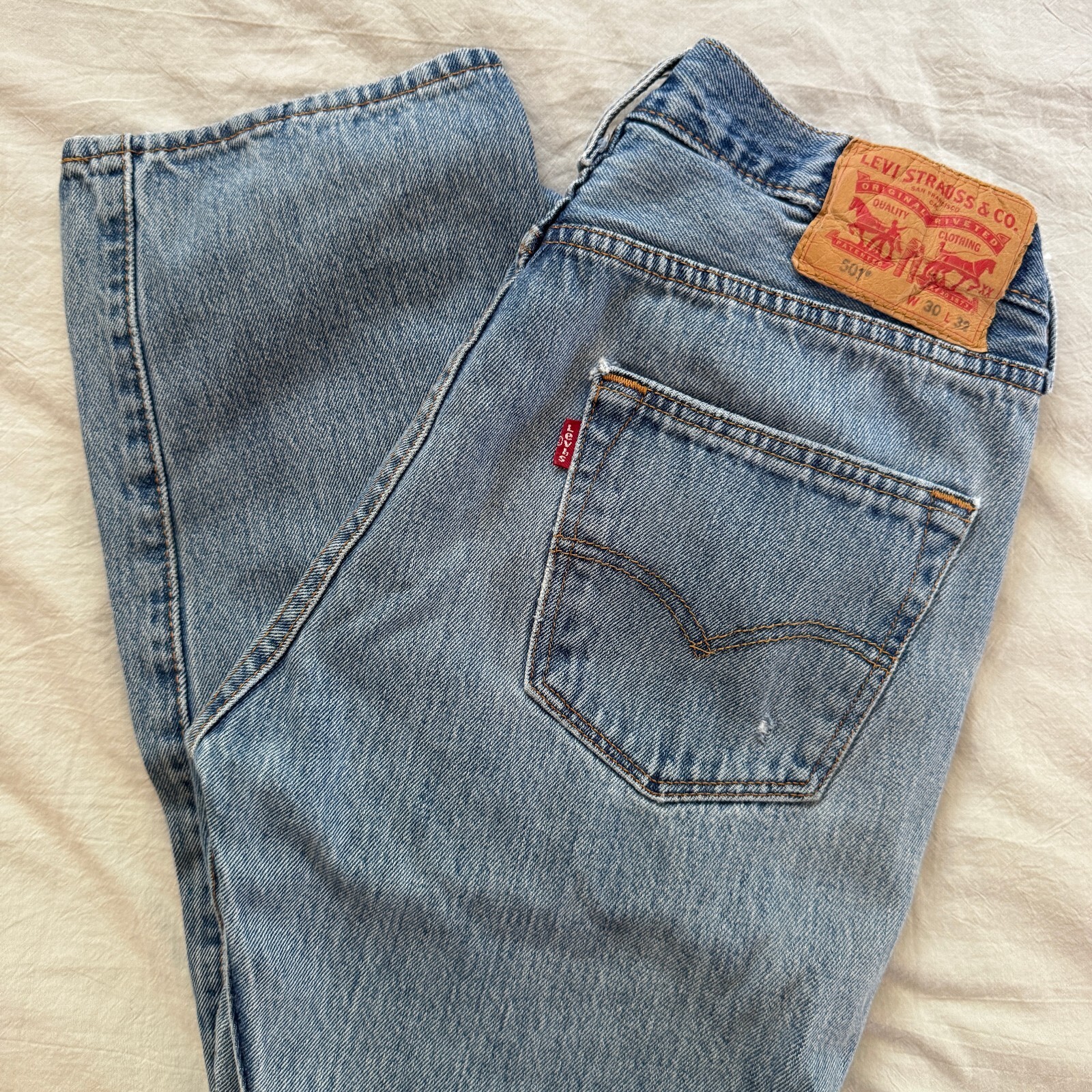 Levis 501 Original Fit Jeans Men 30×32 Light Wash Blue Straight Denim Button Fly