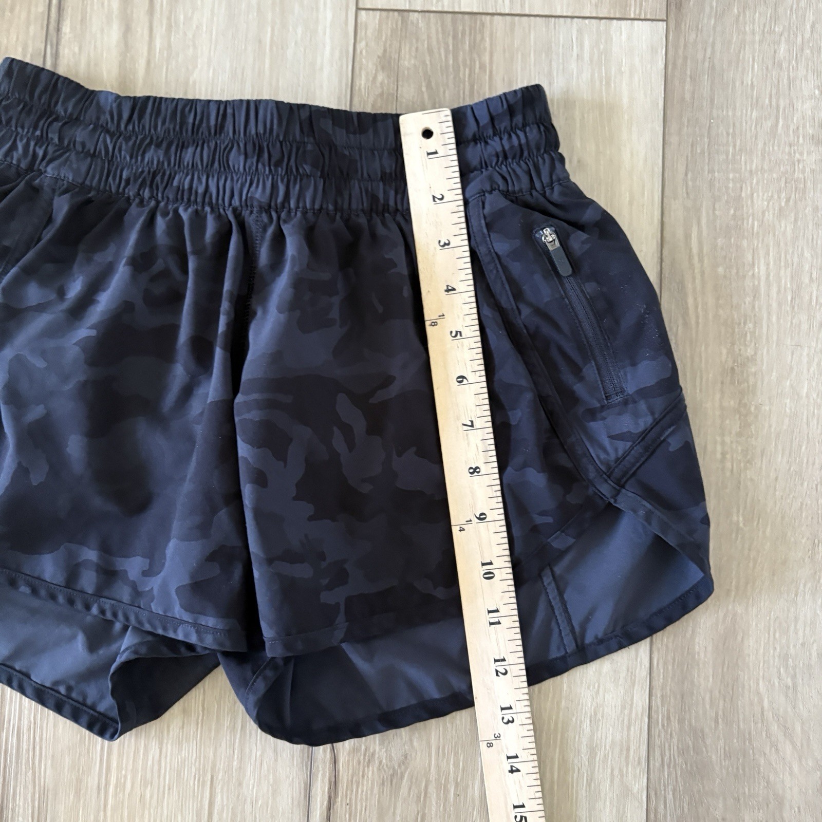 Lululemon Tracker Shorts V 4” Heather Lux Camo Black Low Rise Size 8 (W7AT8S)