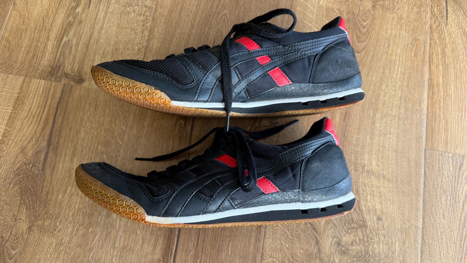 Asics Onitsuka Tiger Black Red HQ21 Shoes Size 11 Good Condition Has Wear