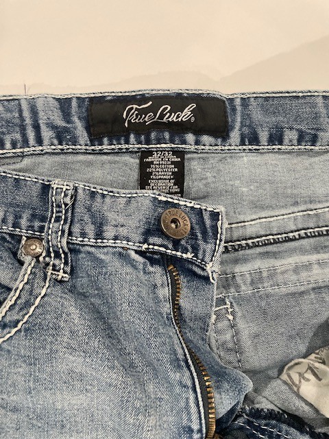 True Luck Men’s Blue Jeans Size 32×32 Medium Wash Stretch Denim Embroidered Flap