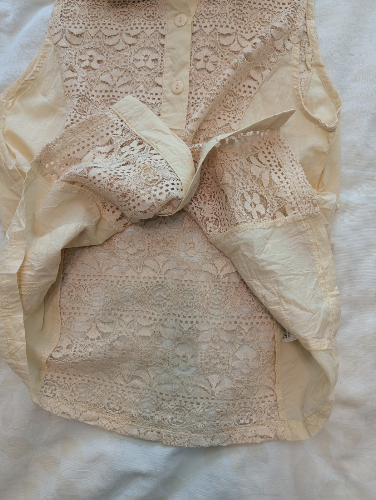 NWOT Cream sleeveless button up top with lace panels Size M