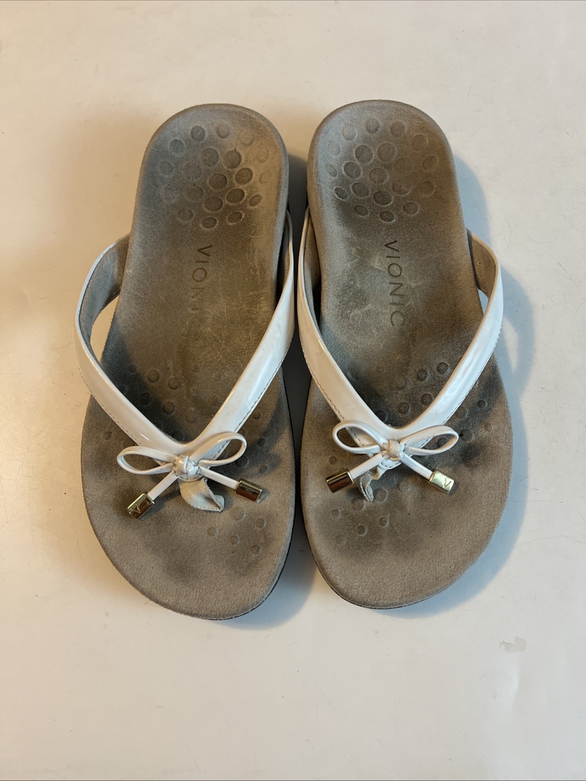 Vionic Bella II White Patent Bow Orthotic Sandals Flip Flops Women’s Size 7.5