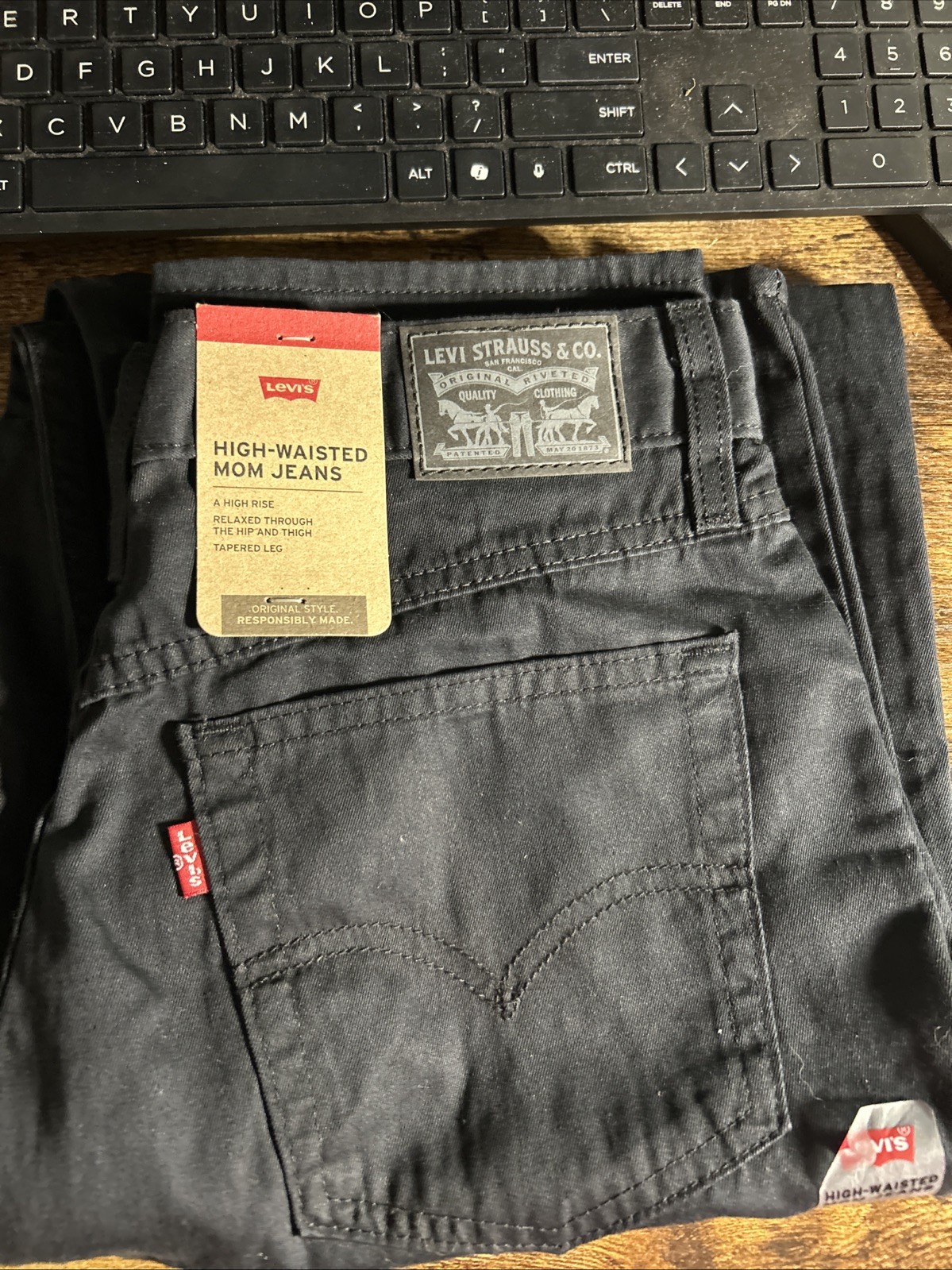 Levi’s Womens High-Waisted Mom Jeans -black – Size 30×30 *NEW w/ Tag*
