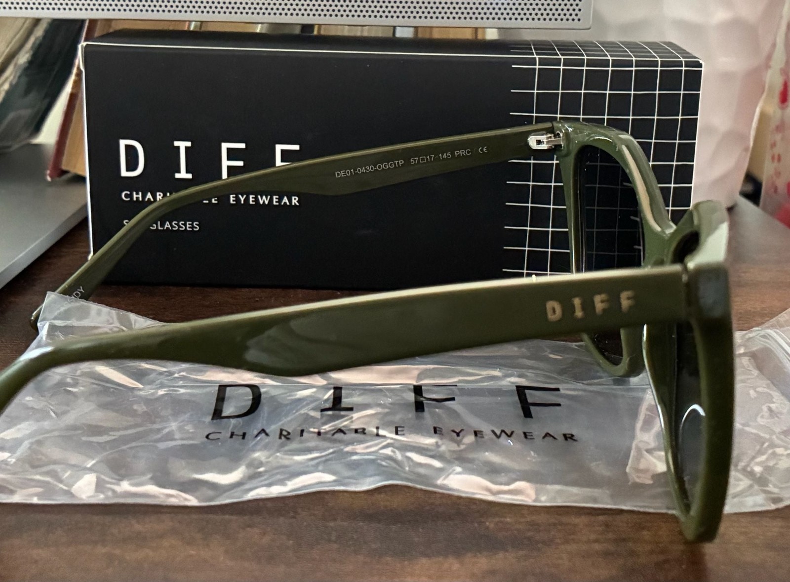DIFF Eyewear Cassidy Sunglasses in Olive Green-NWT