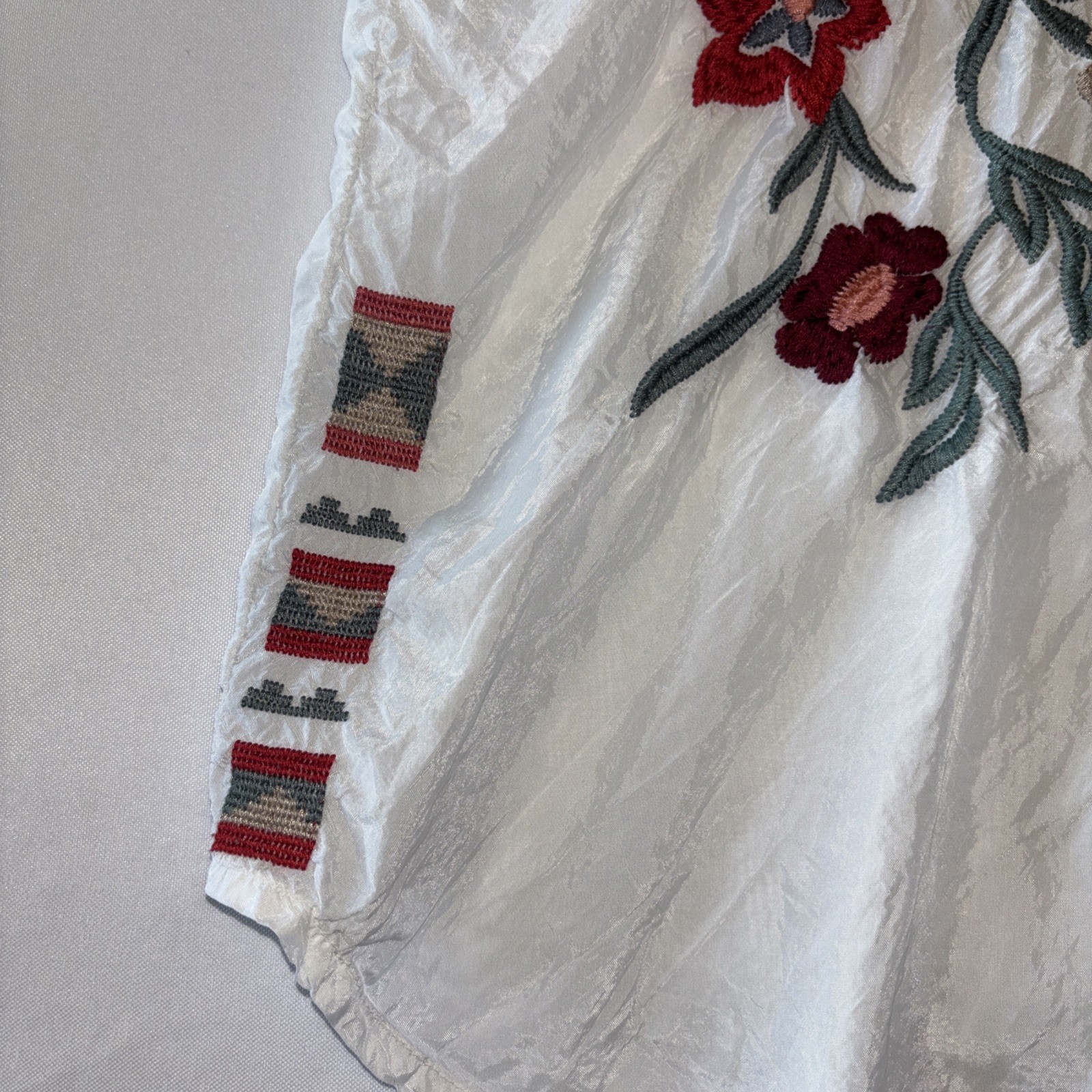 Johnny Was Small White Floral Embroidered VNeck Short Sleeve Button Vintage Boho