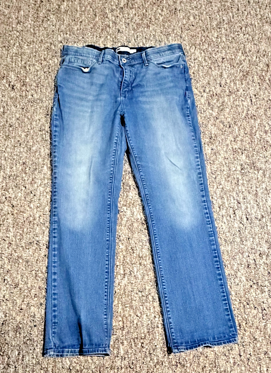 Levis 525 Distressed Jeans Woman’s Size 14 Loose Straight Leg Spandex Waist
