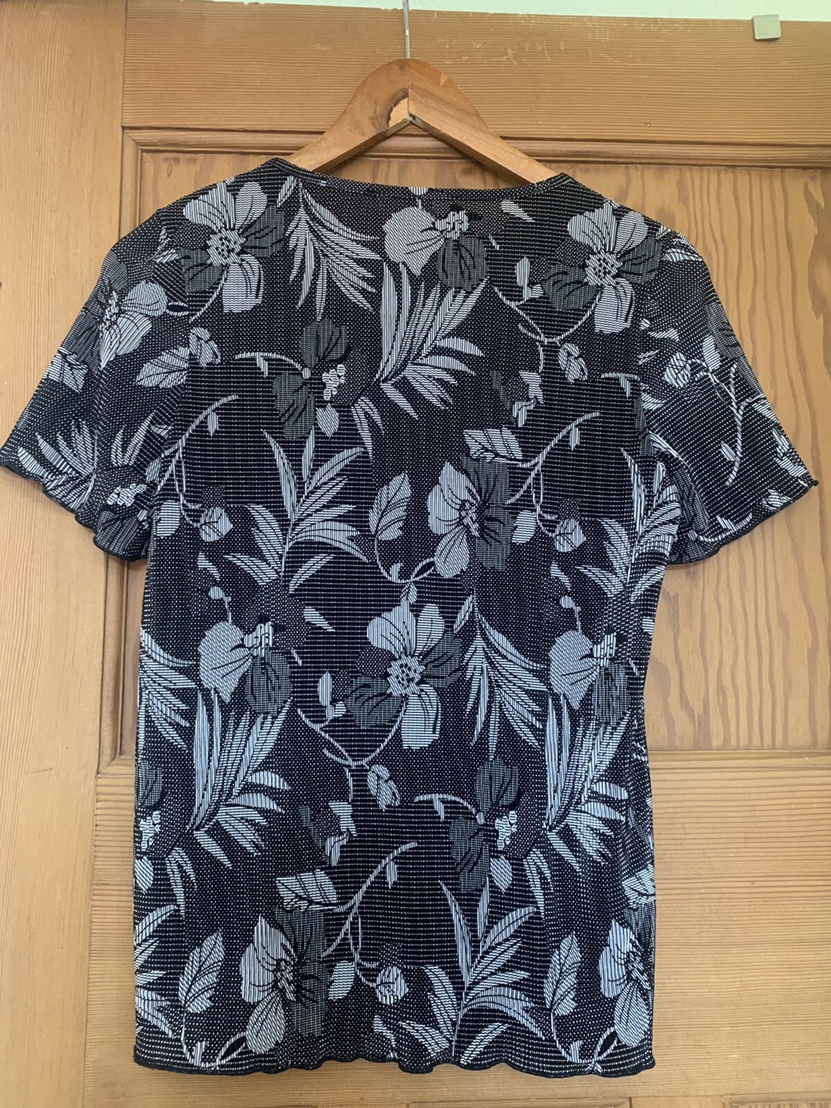 Black And Grey Floral Pattern Crinkle Floaty Top. Size S. Short Sleeves Boho