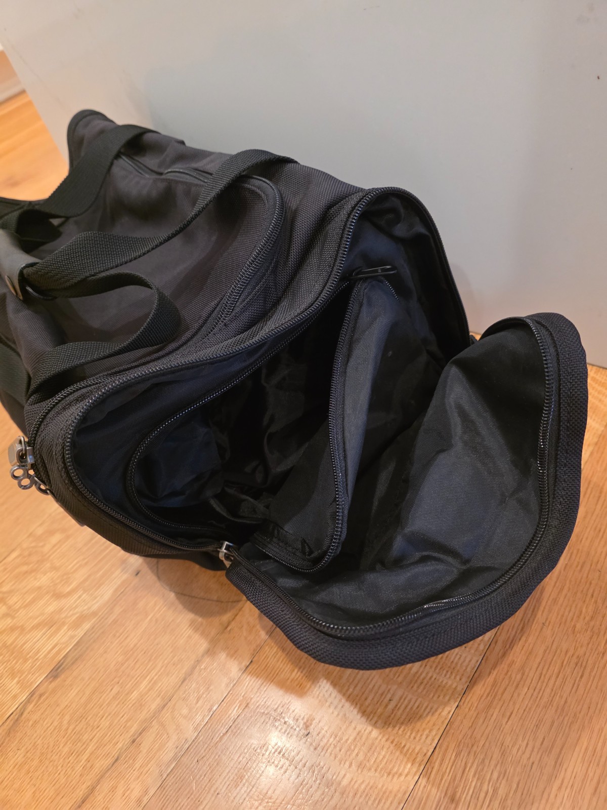 Victorinox Swiss Army NXT Black Canvas Duffle Bag Travel Luggage 20 x 10 x 10
