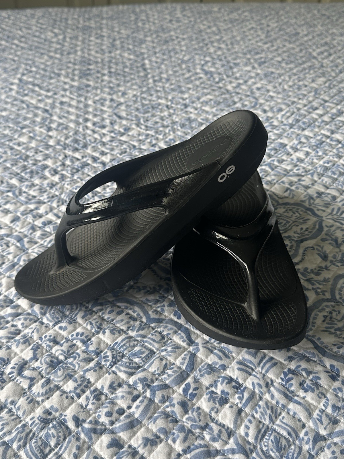 Women’s Luxe Patent Black OOFOS OOlala Thong Flip Flop Recovery Sandal Size 9