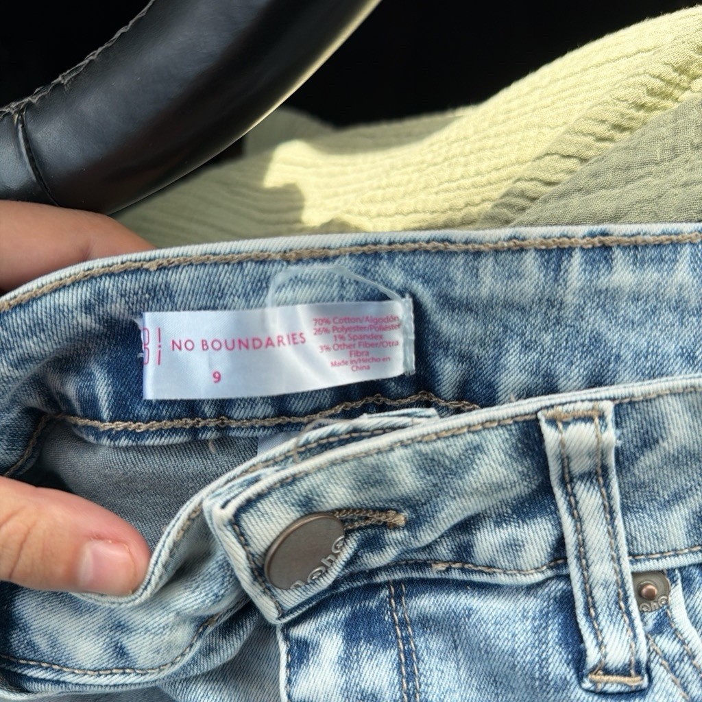No Boundaries women’s 9 Light Wash Blue Denim Cut Off Shorts Mid Rise Pockets