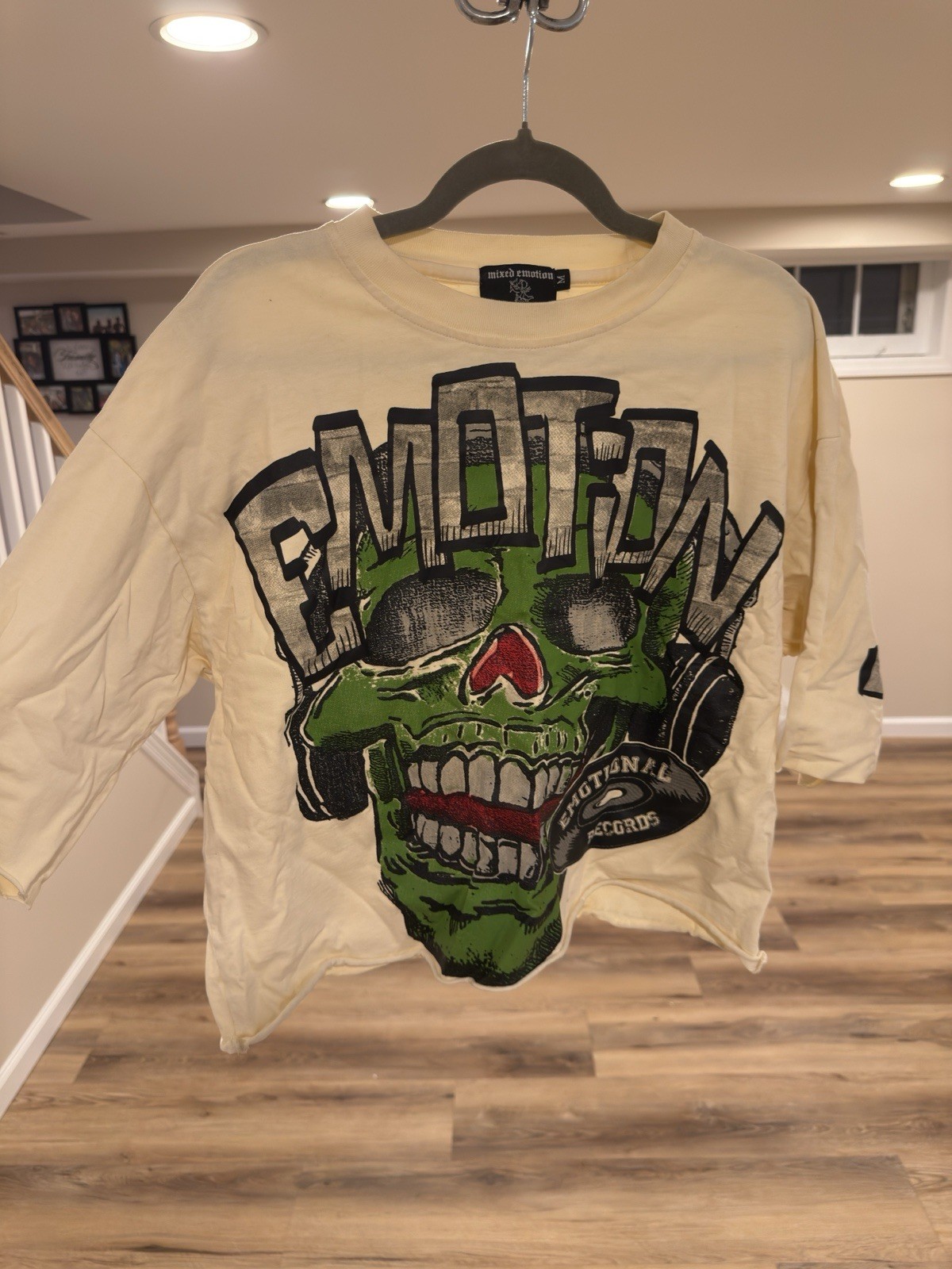 Mixed Emotion Men’s M Cream Long Sleeve Crew Neck Skull Graphic Logo T-Shirt