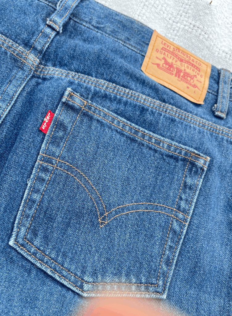 Levi’s 2002 Made in Hong Kong Denim Mini Skirt Y2K Americana Size 10