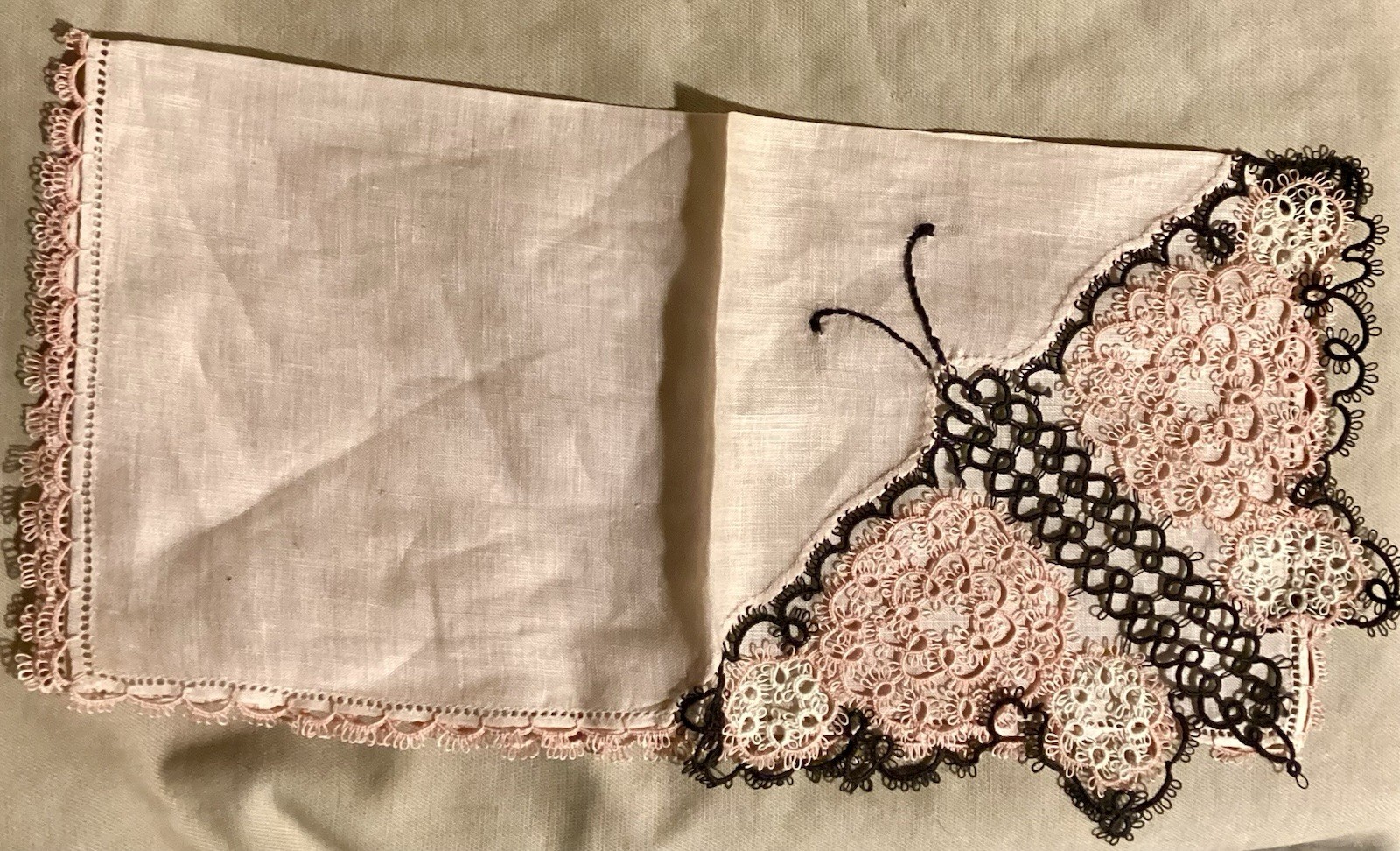Tatted Big BUTTERFLY Linen Hankie PINK + BLACK Unused 1950’s