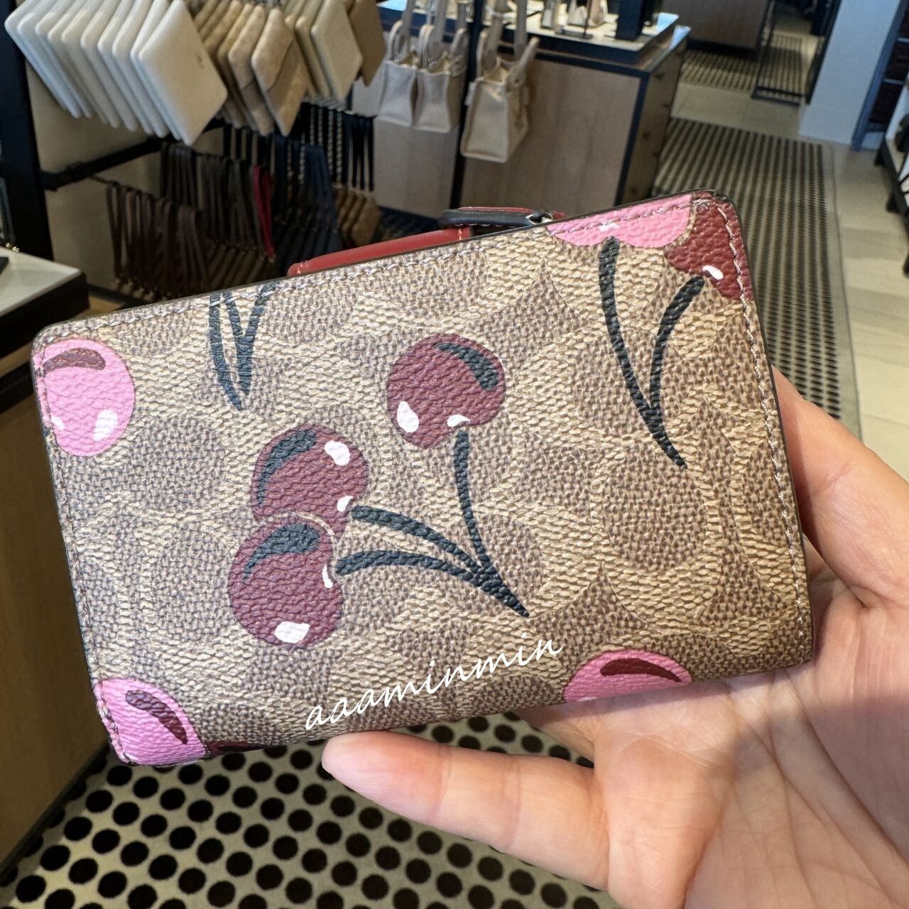 🍒NEW COACH Medium Corner Zip Wallet Signature🍒Cherry Print🍒Gold Tan CZ342