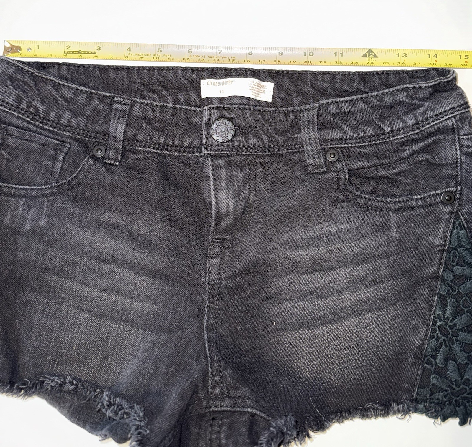 Vintage No Boundaries Women’s Black Denim Shorts Lace Side Trim Size 11 Y2K