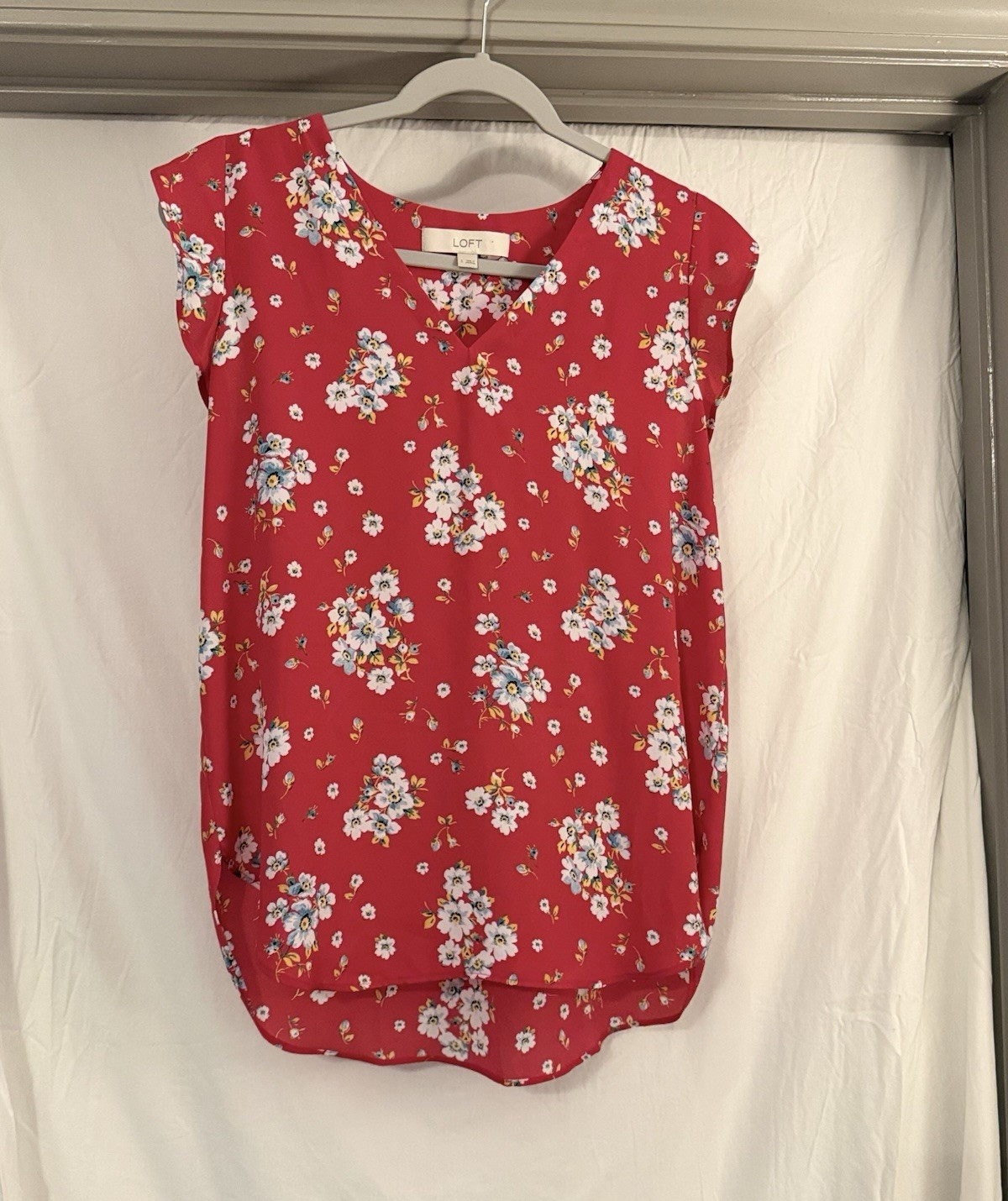 LOFT Women’s Red Floral V-Neck Sleeveless Woven Polyester Blouse, Size S