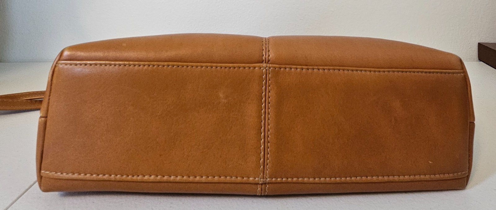 Le Donne Birch Bay Crossbody Bag Color Tan TR-808-TAN Colombian Vaquetta Leather