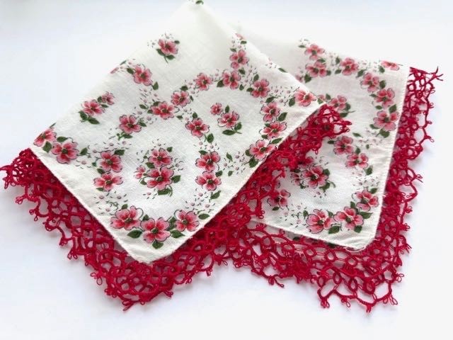 VINTAGE HANKY FLORAL PRINT PINKS HAND TATTED EDGING EXCELLENT CONDITION